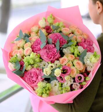 Buchet cu trandafiri îmbujorați și eustoma