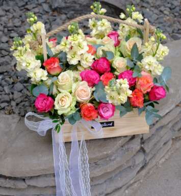 Ladita de Lemn cu Trandafiri si matthiola