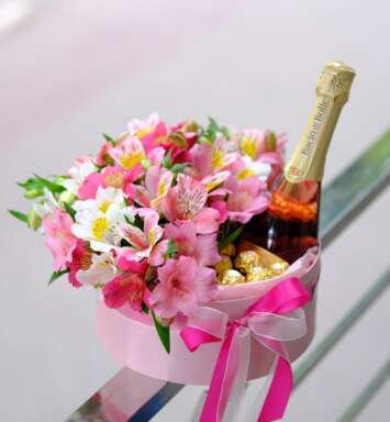 Cutie cu alstroemerii, șampanie și Ferrero Rocher