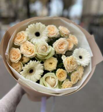 Buchet Crem cu trandafiri crengute si gerbere