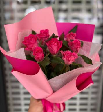 Buchet din 7 trandafiri roz (60 cm)