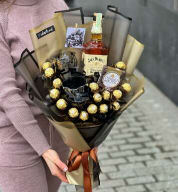 Buchet cu Jack Daniels 0.7 l, Pahare stilate si Ferrero Rocher