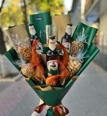 Buchet cu bere Birra Moretti, pahar pentru bere și gustari