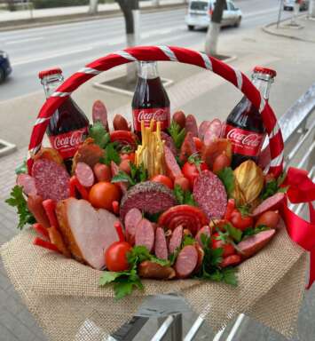 Cos MEDIU cu mezeluri și Cola