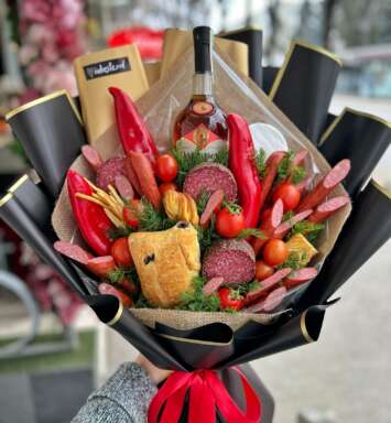 Buchet barbatesc cu divin si mezeluri