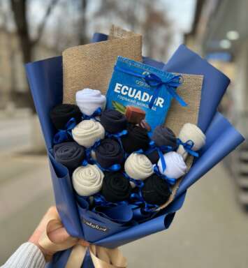 Buchet barbatesc cu ciorapi si ciocolate
