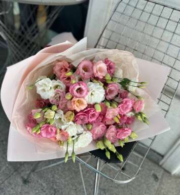 Buchet din eustomă albă și roz