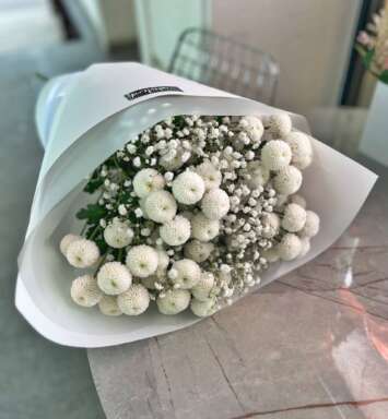 Buchet din crizantemă albă și gypsophila