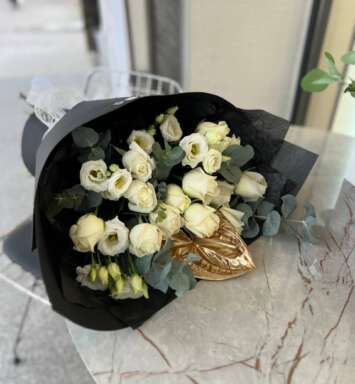 Buchet din flori albe în ambalaj negru