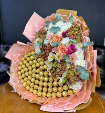 Букет в форме сердца с Ферреро и цветами