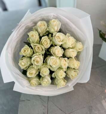 Buchet din 23 trandafiri albi (50 cm) în ambalaj alb