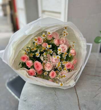 Buchet din trandafiri spray și matricaria
