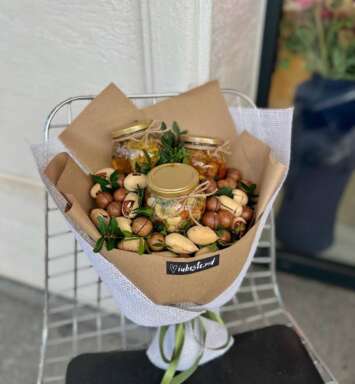 Buchet cu miere și nuci naturale