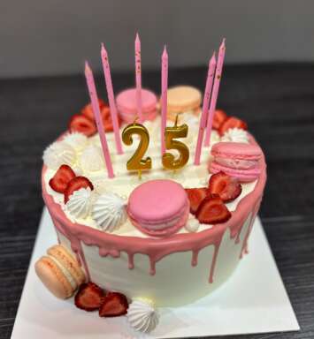 Tort Festiv #3044 cu Căpșuni, Macarons și Bezele – Decor Alb-Roz cu Scurgeri de Cremă