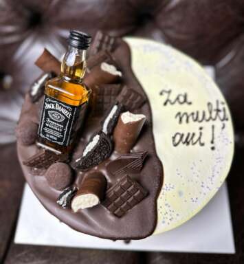 Tort Festiv #3048 cu Ciocolată, Dulciuri și Jack Daniel’s – Tort Aniversar pentru Bărbați