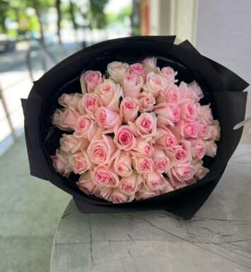 Buchet din 51 Trandafir Roz Pink O'Hara – Eleganță în Negru
