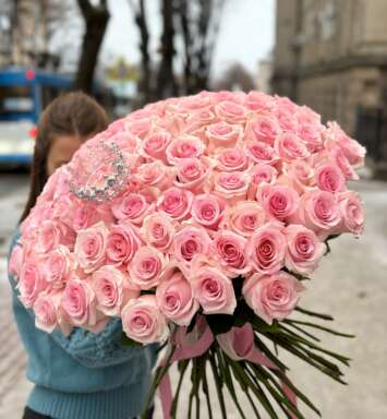 Buchet de 101 trandafiri roz de 50 cm cu coroană